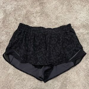 lululemon hotty hot low rise short 2.5”